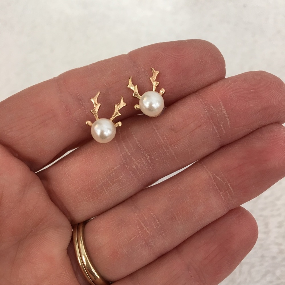 Cute Dainty Reindeer Christmas Earrings Deer Pearl - Picture 2 of 4